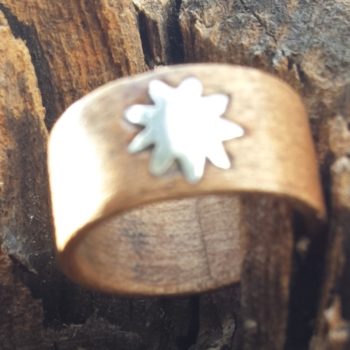 Anello in legno realizzato a mano con inserto in argento.