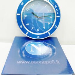 Orologio da parete in metallo con il logo del club partenopeo. Merchandising ufficiale della SSC Napoli realizzato per i tifosi. In metallo e vetro, movimento lancette a batteria (non inclusa)